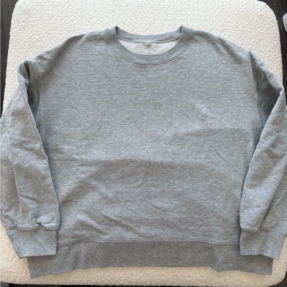 Uniqlo Crewneck Sweater in Light Gray